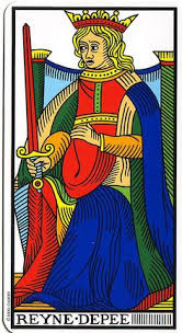 3 Astuces pour interpréter les cartes habillées Tarot de Marseille 3 cartes habillées - reine d'épées
